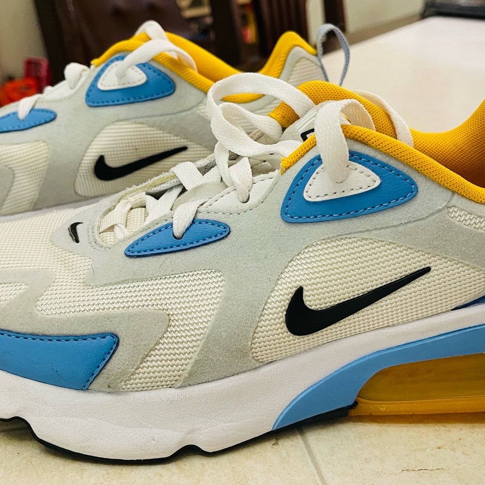 Women’s Nike Air Max 200 size 7
